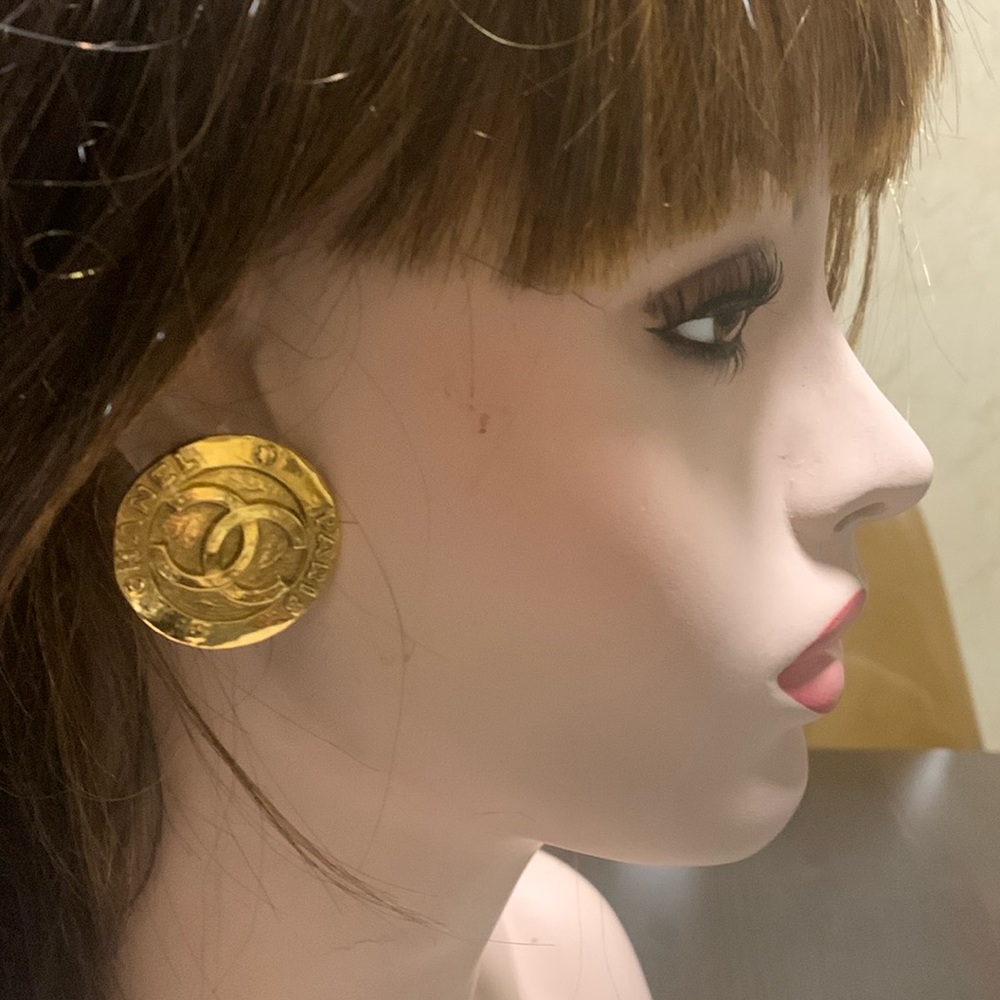 AUTHENTIC Vintage Hammered Button CHANEL CC Logo Circle #2853 Gold color Clip-On